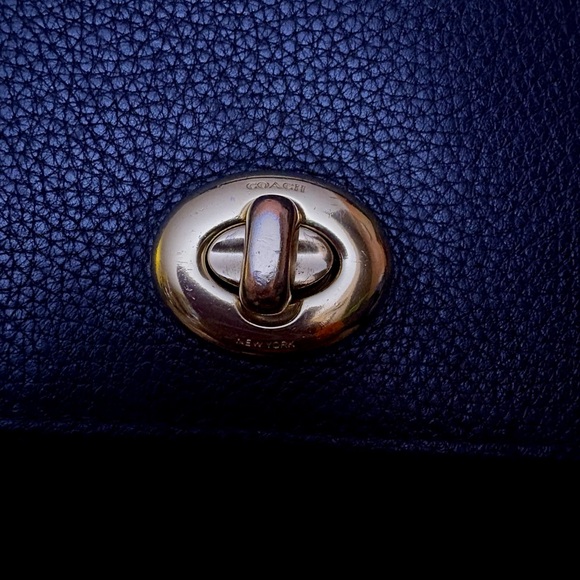 Classic Coach Crossbody Handbag - Picture 4 of 13